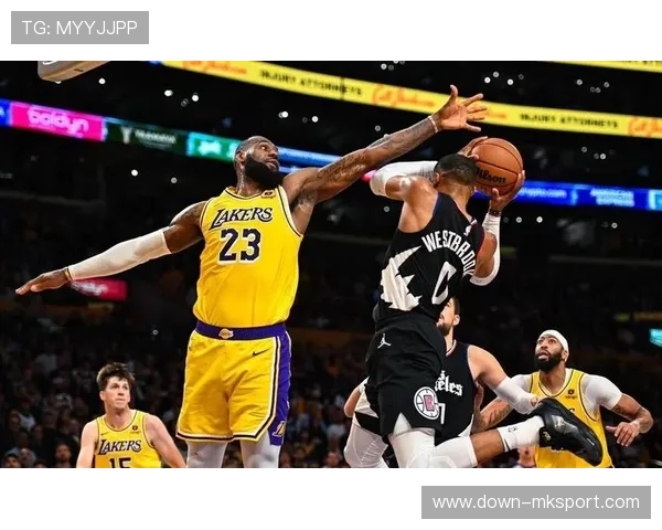 里夫斯成湖人可靠帮手,詹姆斯赛后拥抱致谢 里夫斯成湖人可靠帮手,詹姆斯赛后拥抱致谢